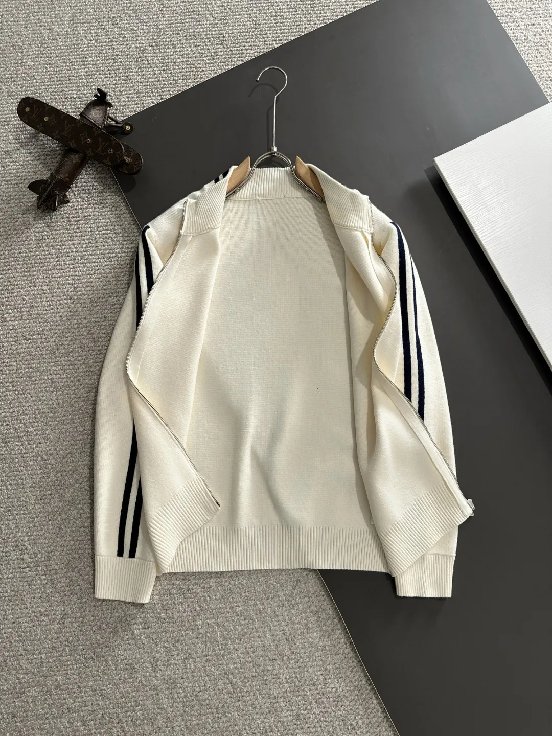 Next day shipping P460 Big Goose 2025 official website latest winter sweater, popular items are on sale at the counter simultaneously! Specially made of wool blended fabric. It feels comfortable and can be directly in contact with the skin. The logo badge is exquisitely embroidered, which is extremely eye-catching! The details highlight the fashionable charm of big brands. Exquisite workmanship. Three-dimensional cutting style. The wearing effect is invincible and handsome! All three standards are complete! Size: M-3XL